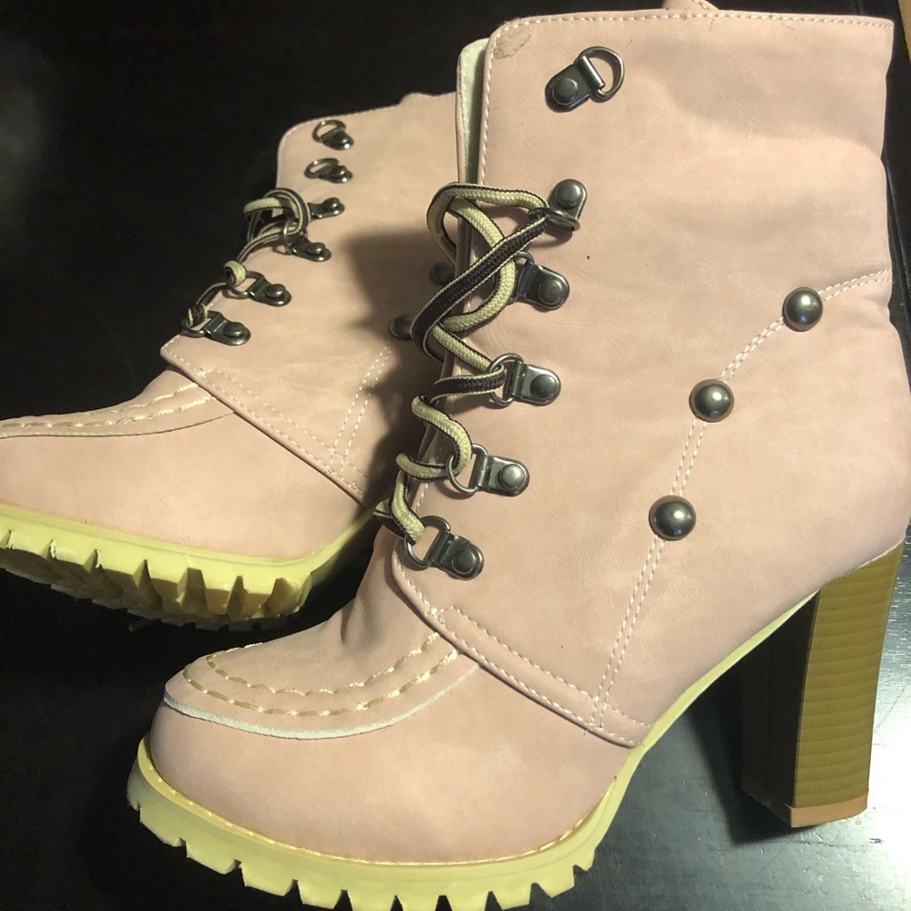 Size 7.5-8 women’s work boot type heel